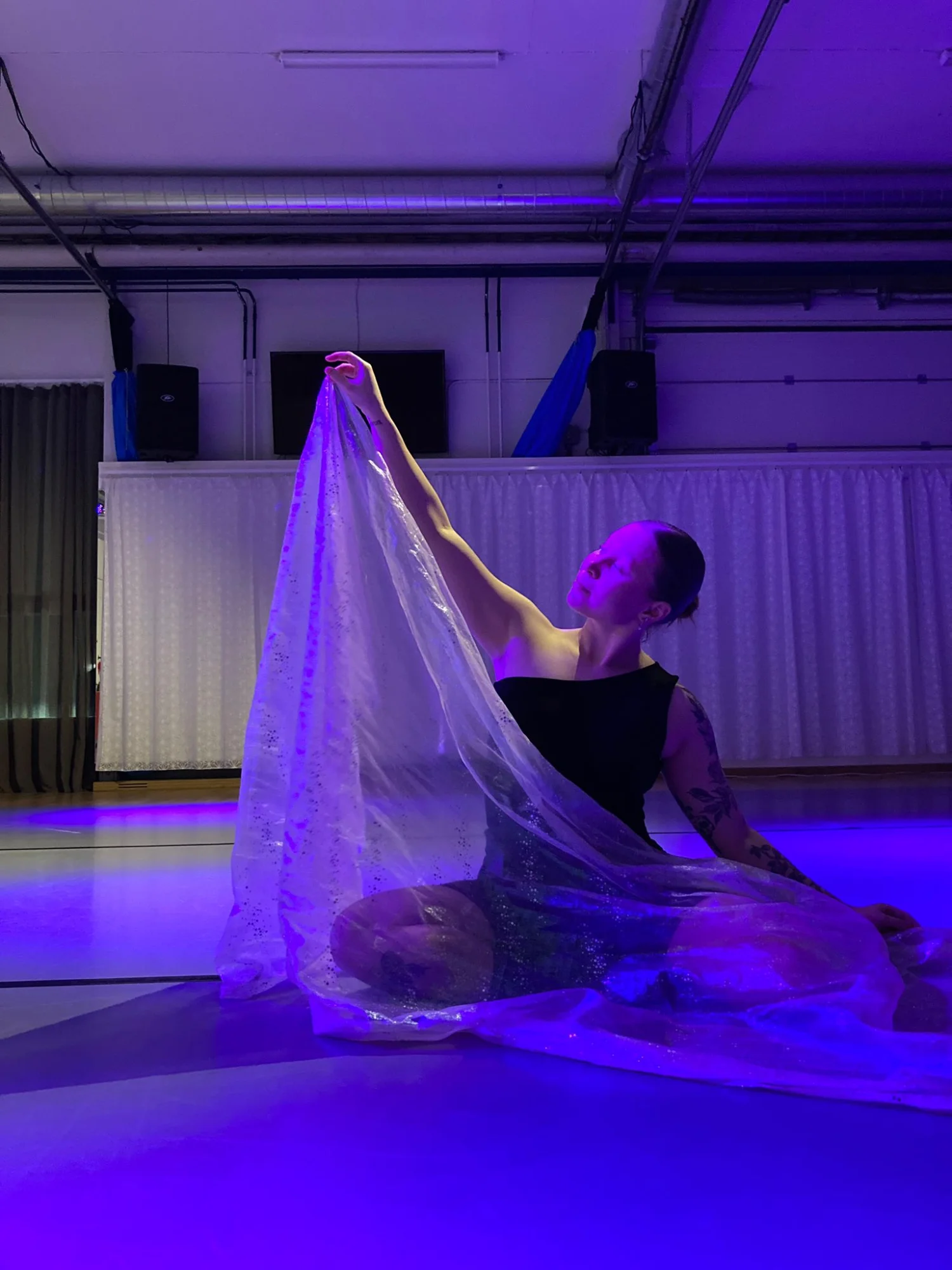 Tanssiesitys sinisellä valolla